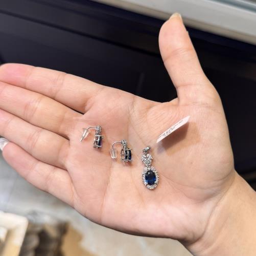 Half-set-of-jewelry-design