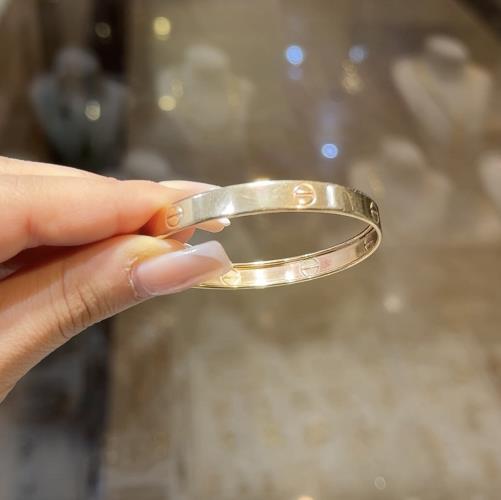 Love-Cartier-bracelet