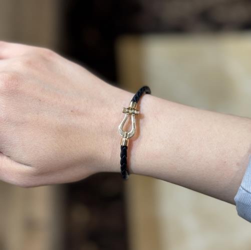 Omega-bracelet