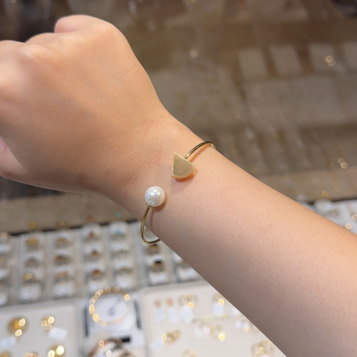 Pearl-bangle