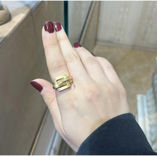 Roman-Bouche-Ring