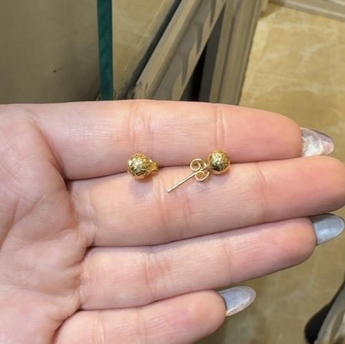 stud-earrings