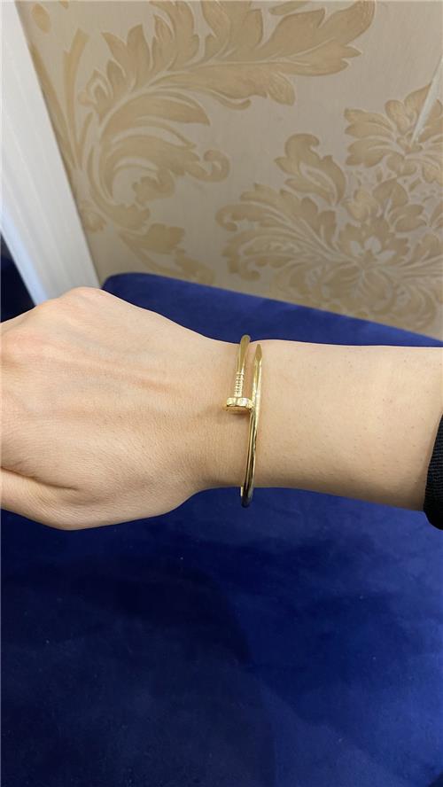 دستبند میخ کارتیر